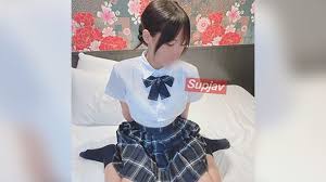 FC2-PPV-4772529_1 她被男人包围。她第一次被大量颜射和中出。