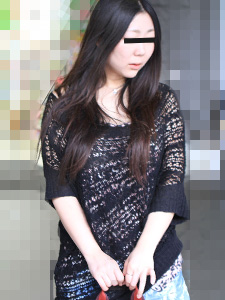 一个天然巨乳的入店行窃素人女孩全裸接受审讯！及川春菜