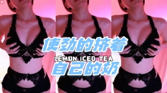 kbj-24062726 使劲的挤着自己的奶