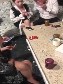 KTV玩骰子输了,男的被罚舔旁边美女的奶头,美女都主动献奶了,男的吃个奶子都这么磨磨唧唧!不行我来!