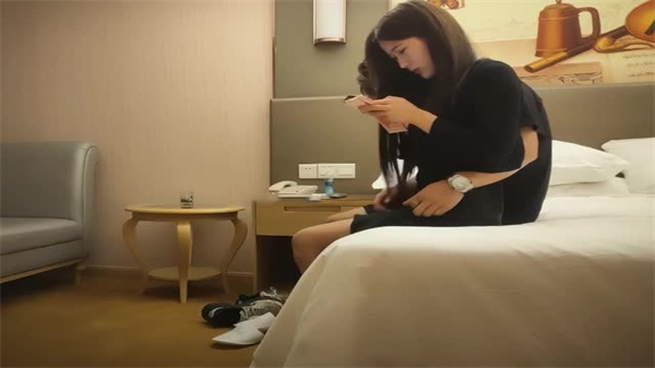 大屌生无可恋重金约外围22岁的极品高颜值小妹.