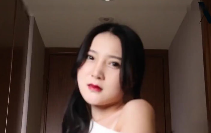 美女模特摩铁外拍没想到著了色淫师的道给带上床实弹啪啪