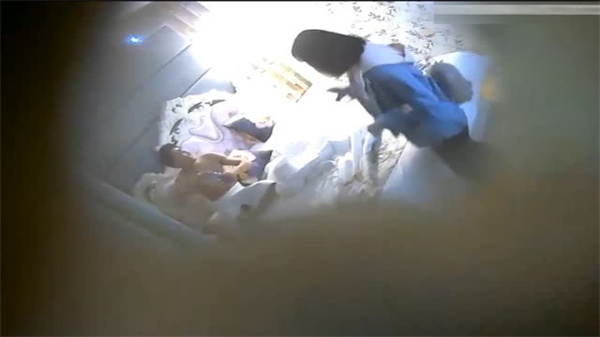 偷拍下面有点干涩